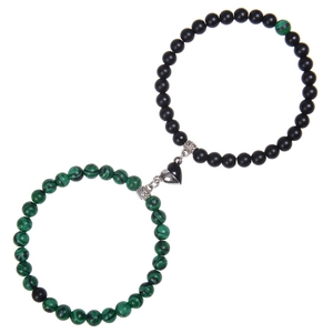 Dettaglio della chiusura magnetica a cuore tra bracciali in pietra naturale verde e nera
