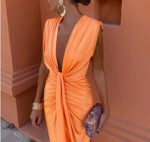 Détail de la robe longue en satin à col en V avec plis orange vif et drapé élégant à la taille
