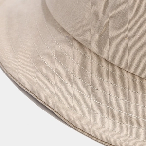Gros plan du chapeau bob en coton lavé beige avec coutures de bord parallèles