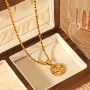 Collana con ciondolo a bussola dorata e catena a corda in scatola regalo di legno