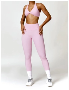 Ensemble de yoga rose avec brassière dos nu torsadée et legging sans couture taille haute