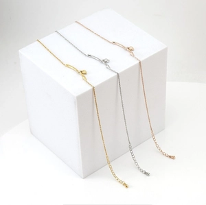 Détail du bracelet cœur plaqué or 18 carats avec chaîne fine et pendentif en forme de goutte