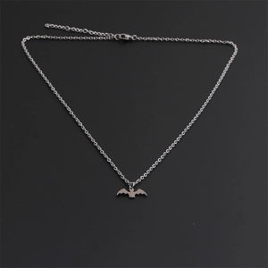 Collana con ciondolo a pipistrello in acciaio inossidabile lucido con catena regolabile