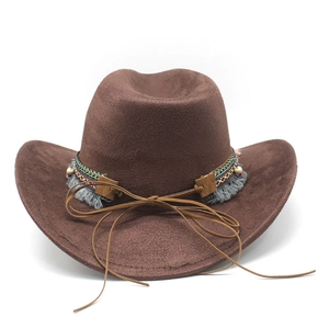 Détail du chapeau de cowboy en daim marron avec ruban tissé bohème et pompons
