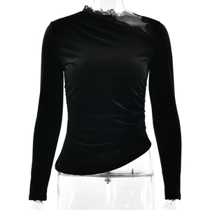 Robe noire élégante à épaule dénudée avec dentelle, fronces et ourlet asymétrique