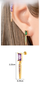 Detail of geometric zircon earrings with dimensions 2.22cm length and 0.39cm width
