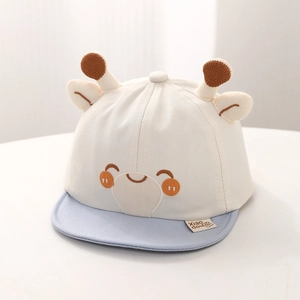 Détail de la casquette bébé avec cornes de girafe 3D et visage d'animal brodé