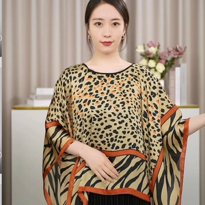 Detailansicht der leichten Schultertuch mit Leoparden und Zebra Muster und braunem Rand