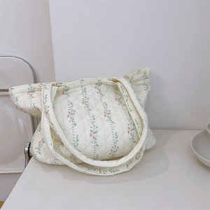 Détail du sac fourre-tout en coton matelassé à fleurs avec motifs et texture vintage