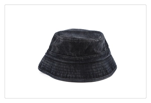 Gros plan du chapeau bob en denim délavé avec coutures décoratives et texture