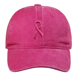 Détail de broderie ruban rose sur une casquette en coton lavé de couleur rose