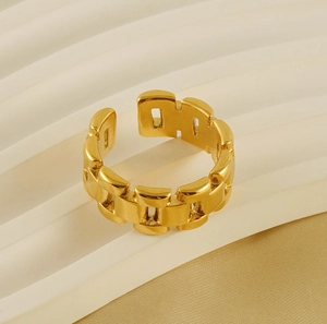 Detail of a gold geometric chain-link ring with an adjustable open design in high-quality steel