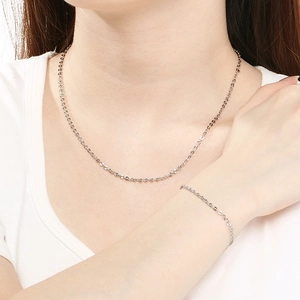 Set collana e bracciale minimalista in acciaio inossidabile argento su modella