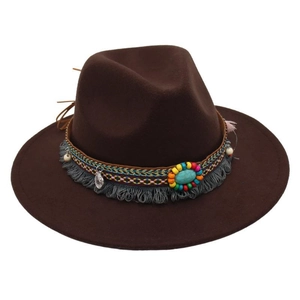 Dettaglio del cappello Fedora in feltro con perline etniche, frange e pietra turchese