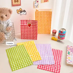 Vue détaillée de sacs cadeaux pliables en papier kraft à carreaux en cinq couleurs vives