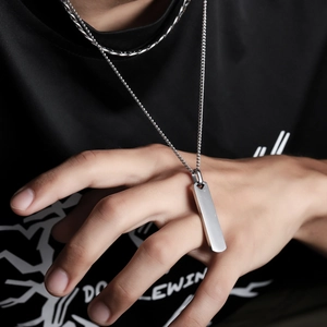 Collana geometrica da uomo con ciondolo a barra quadrata in argento e catena a doppio strato