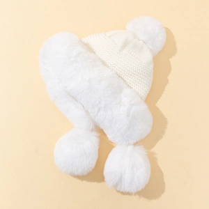 Vue détaillée du bonnet en tricot blanc avec protège-oreilles en fausse fourrure et pompons