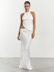 Détail de la robe licou en satin blanc avec découpes latérales et texture soyeuse élégante