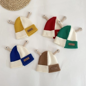 Bonnets tricotés pour enfants avec antennes d'escargot en jaune, rouge, vert et bleu