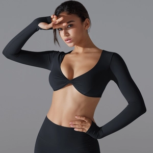 Dettaglio top yoga nero a maniche lunghe con scollo a V intrecciato ed elastico