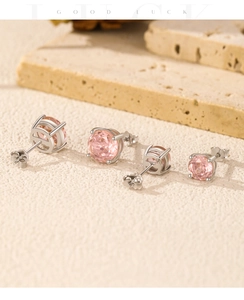 Détail macro de boucles d'oreilles en cristal rose avec griffes en argent