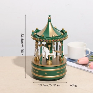 Détails de la boîte à musique carrousel vert foncé avec dimensions 23,5 cm haut et 13,5 cm large