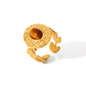 Dettaglio dell'anello in acciaio inossidabile dorato con pietra occhio di tigre ovale