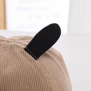 Détail du bonnet en velours pour bébé avec oreilles d'animaux tricotées et coutures fines