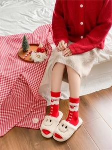 Chaussettes de Noël rouges avec motif Père Noël et pantoufles en peluche blanches