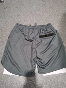 Détail du short 2-en-1 gris avec doublure blanche et poche zippée imperméable fonctionnelle