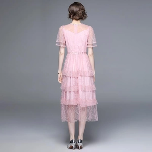 Elegantes rosa Spitzenkleid mit Stufenrock und Rüschenärmeln für Damen im Slim Fit