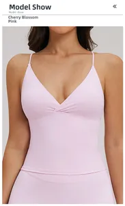 Détail du haut de yoga Sakura Pink avec col en V croisé et fines bretelles