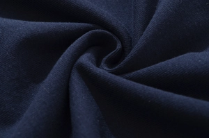 Détail en gros plan de la texture du tissu en tricot bleu foncé de haute qualité