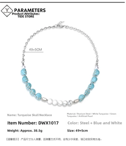 Détail du collier crâne avec perles de turquoise et chaîne en acier inoxydable
