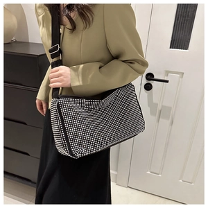 Détail du sac bandoulière noir avec strass argentés brillants et sangle réglable