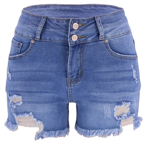 Détail du short en jean taille haute avec doubles boutons et bords déchirés usés