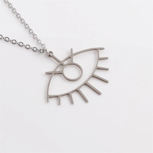 Collier minimaliste en acier inoxydable argenté avec pendentif Œil de Turquie sur fond blanc