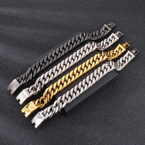 Dettaglio dei bracciali a catena cubana hip-hop da uomo in nero, argento e oro