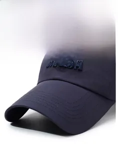 Vue macro de la broderie 3D NY&JA et des coutures sur une casquette de baseball marine