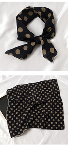 Vue détaillée d'un foulard en soie noir à pois marron avec bordure blanche fine