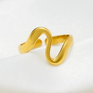 Bague ouverte dorée polie en forme de vague pour femme sur soie blanche