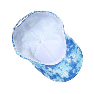 Vue détaillée de l'intérieur de la casquette tie-dye montrant les coutures et la sangle