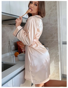 Peignoir en satin de soie champagne avec liseré noir et ceinture dans un décor de cuisine