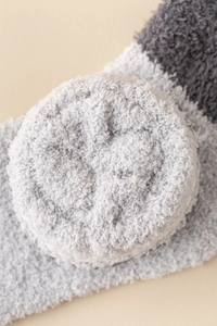 Nahaufnahme dicker grauer Korallenvlies-Socken mit weicher Textur und Streifendetails