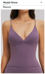 Détail du haut de yoga violet taro avec col en V plissé et fines bretelles d'été