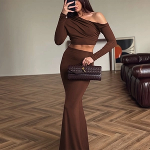 Dettaglio del set top marrone con spalle scoperte e gonna lunga vestibilità slim
