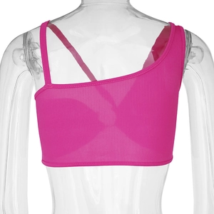 Vue arrière du crop top en maille côtelée rose rouge avec bretelles asymétriques et dos nu
