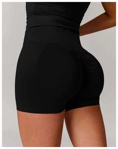 Detailaufnahme der schwarzen High-Waist Yoga-Shorts mit nahtlosem Scrunch-Butt-Lifting
