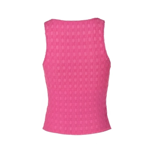 Détail du tissu gaufré rose à carreaux sur un débardeur en maille ajusté sans manches