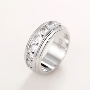 Detalle macro de anillo de plata S925 con circonitas engastadas en carril
